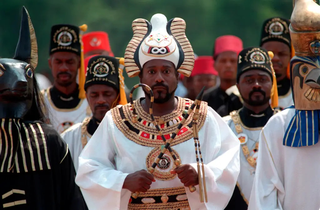 مبنى فرعوني للبيع وسط نيويورك... الزعيم في السجن وأتباعه بانتظار إله فضائي